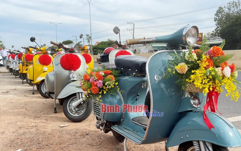 Chơn Thành: Rước dâu bằng dàn xe Vespa cổ Chơn Thành: Rước dâu bằng dàn xe Vespa cổ
