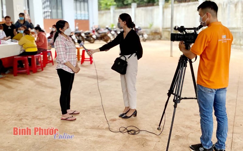 “Chồng quay, vợ viết”