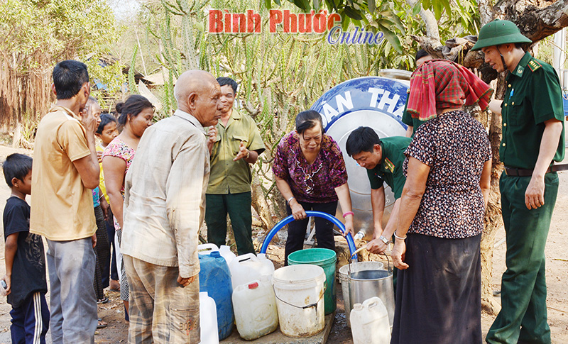 Bộ đội Biên phòng và Nhà máy xi măng giúp dân chống hạn Bộ đội Biên phòng và Nhà máy xi măng giúp dân chống hạn