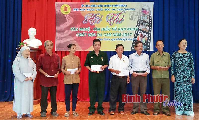 Chơn Thành thi tìm hiểu về nạn nhân chất độc da cam Chơn Thành thi tìm hiểu về nạn nhân chất độc da cam