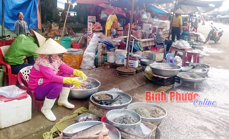 Chợ truyền thống bỏ ngỏ, tiểu thương tràn ra đường kinh doanh