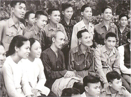 chu-tich-hcm-voi-tri-thuc-110052020100956.jpg