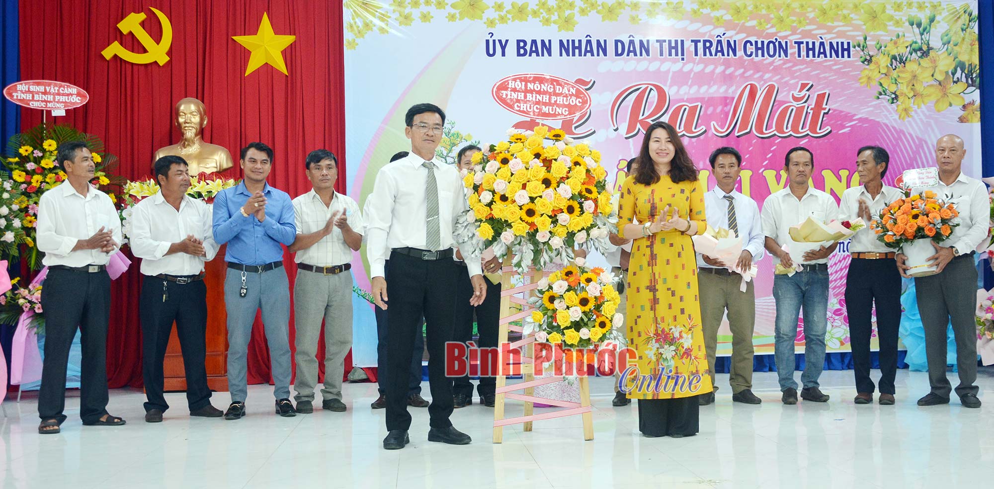 chu_tich_hoi_nong_dan_tinh_tang_hoa_chuc_mung_hoiquan_10164901062022.jpg