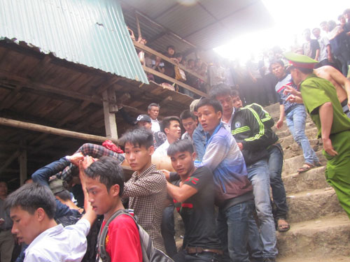 Hỗn chiến kinh hoàng trong ngày khai hội chùa Hương Tích Hỗn chiến kinh hoàng trong ngày khai hội chùa Hương Tích
