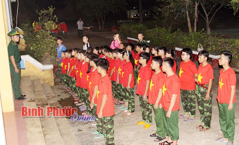 “Chúng em tập làm chiến sĩ biên phòng” “Chúng em tập làm chiến sĩ biên phòng”