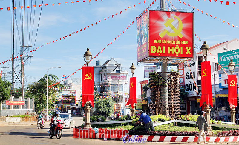 Chủ tịch UBND tỉnh Nguyễn Văn Trăm kiểm tra chỉnh trang đô thị và xây dựng NTM ở Lộc Ninh Chủ tịch UBND tỉnh Nguyễn Văn Trăm kiểm tra chỉnh trang đô thị và xây dựng NTM ở Lộc Ninh