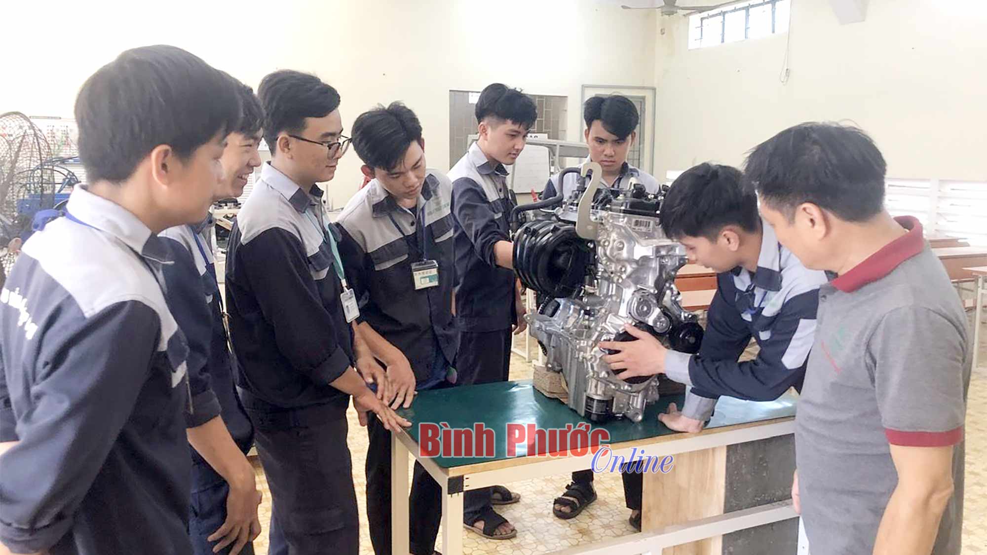 Chuyển biến mạnh mẽ từ "học tập" sang "làm theo" Bác Chuyển biến mạnh mẽ từ "học tập" sang "làm theo" Bác
