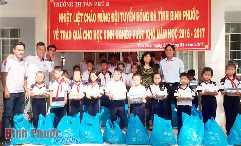 CLB bóng đá Bình Phước tặng 20 phần quà cho học sinh nghèo vượt khó CLB bóng đá Bình Phước tặng 20 phần quà cho học sinh nghèo vượt khó