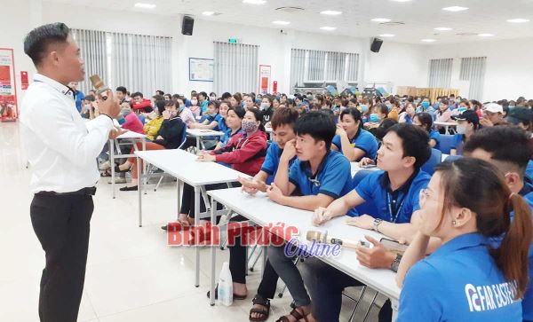 Gần 400 công nhân được tuyên truyền về tình yêu - hôn nhân Gần 400 công nhân được tuyên truyền về tình yêu - hôn nhân