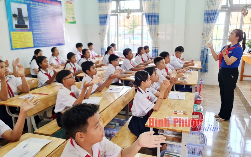 Cô giáo mang khăn quàng đỏ