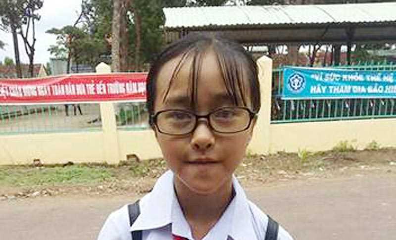 Cô bé mồ côi cha học giỏi Cô bé mồ côi cha học giỏi