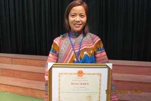 Cô giáo người Mông “phù phép” rơm rạ thành búp bê