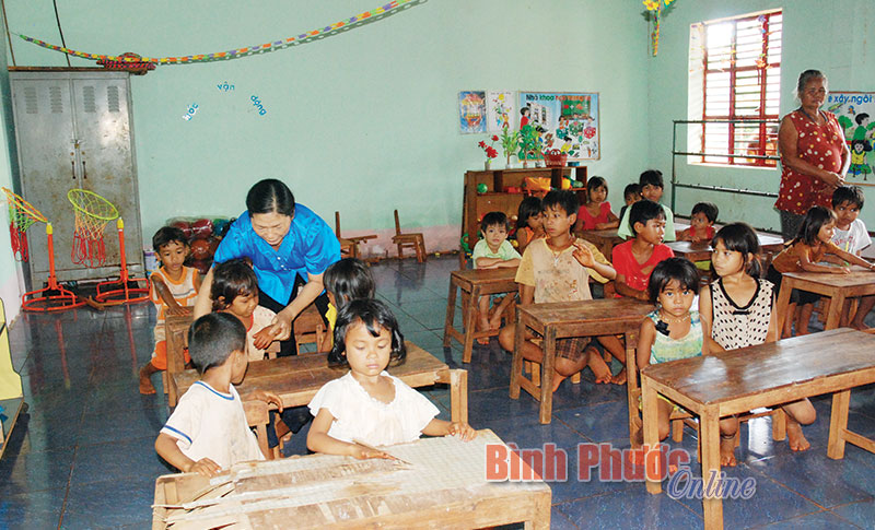 Cô giáo gắn bó với học sinh DTTS