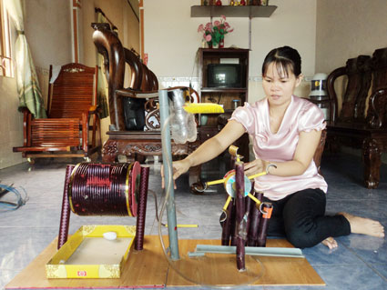 Cô giáo mầm non say mê làm đồ dùng dạy học