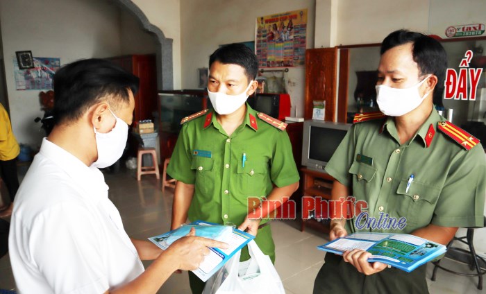 Công an TP.Đồng Xoài đến từng nhà dân tuyên truyền phòng, chống tội phạm và dịch Covid-19 Công an TP.Đồng Xoài đến từng nhà dân tuyên truyền phòng, chống tội phạm và dịch Covid-19