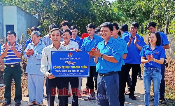 Bàn giao công trình thanh niên “Tuyến đường ánh sáng an ninh” Bàn giao công trình thanh niên “Tuyến đường ánh sáng an ninh”