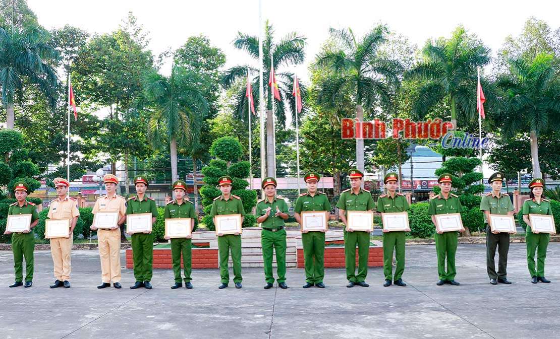 2 tập thể, 10 cá nhân được tặng giấy khen của Giám đốc Công an tỉnh 2 tập thể, 10 cá nhân được tặng giấy khen của Giám đốc Công an tỉnh