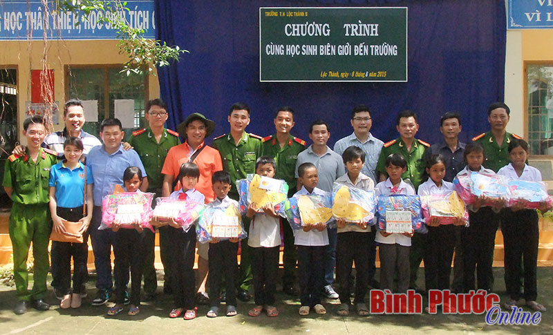 Cùng học sinh vùng biên giới đến trường Cùng học sinh vùng biên giới đến trường