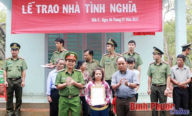 Công an tỉnh bàn giao “Nhà tình nghĩa” cho con liệt sĩ CAND
