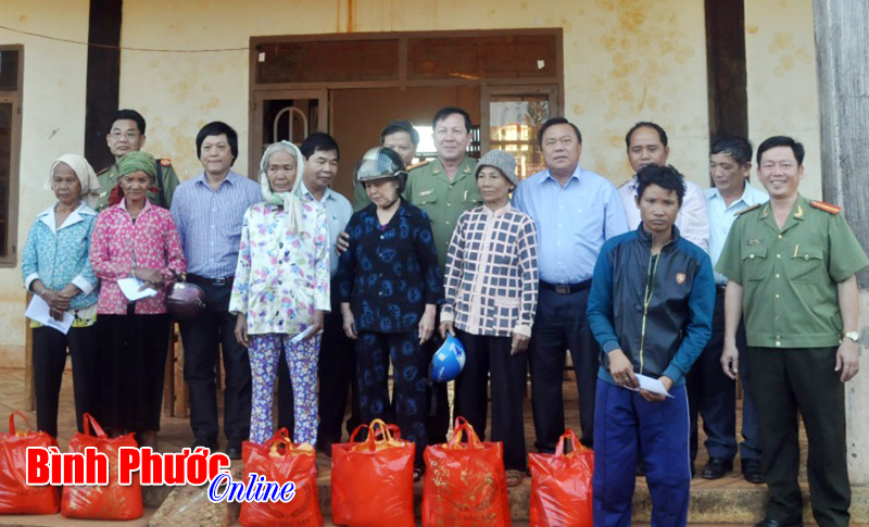 Công an tỉnh tặng quà đồng bào nghèo ở biên giới Công an tỉnh tặng quà đồng bào nghèo ở biên giới