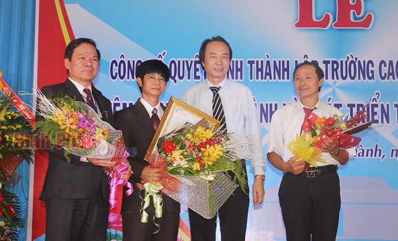 Công bố quyết định thành lập Trường cao đẳng nghề Bình Phước Công bố quyết định thành lập Trường cao đẳng nghề Bình Phước