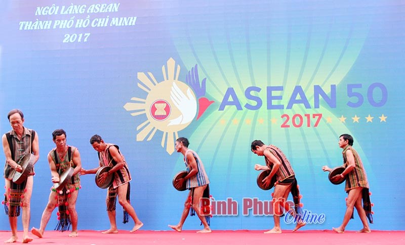 Cồng chiêng người S’tiêng tham gia sự kiện Ngôi làng ASEAN - TP. Hồ Chí Minh 2017 Cồng chiêng người S’tiêng tham gia sự kiện Ngôi làng ASEAN - TP. Hồ Chí Minh 2017