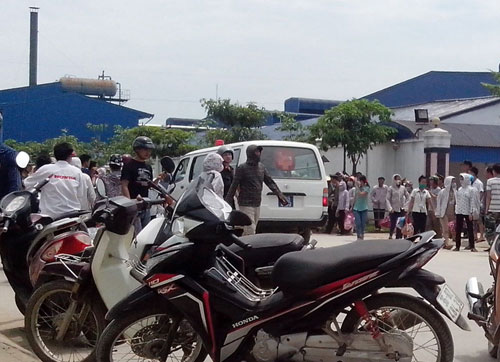Hàng trăm công nhân bị ngất xỉu Hàng trăm công nhân bị ngất xỉu