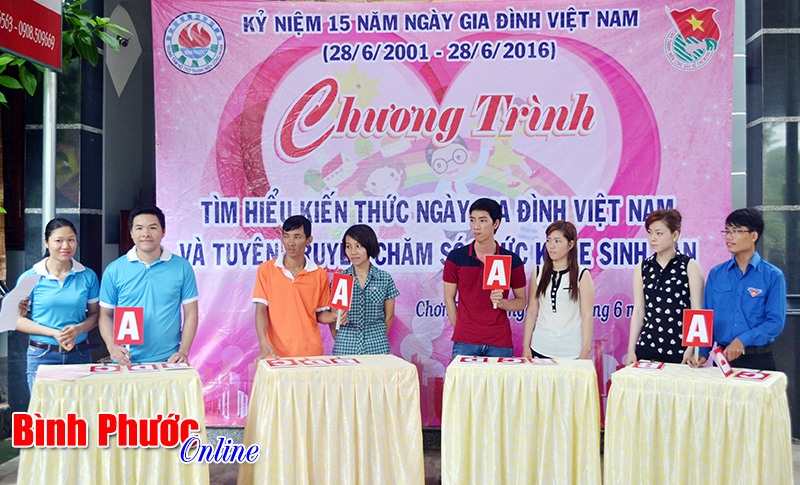 Công nhân thi tìm hiểu kiến thức về Ngày gia đình Việt Nam