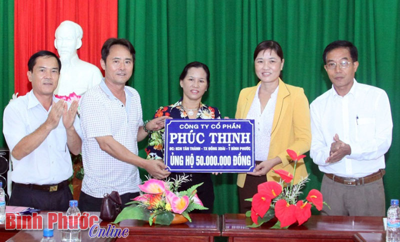 Công ty Phúc Thịnh ủng hộ 50 triệu đồng hỗ trợ đồng bào miền Trung Công ty Phúc Thịnh ủng hộ 50 triệu đồng hỗ trợ đồng bào miền Trung