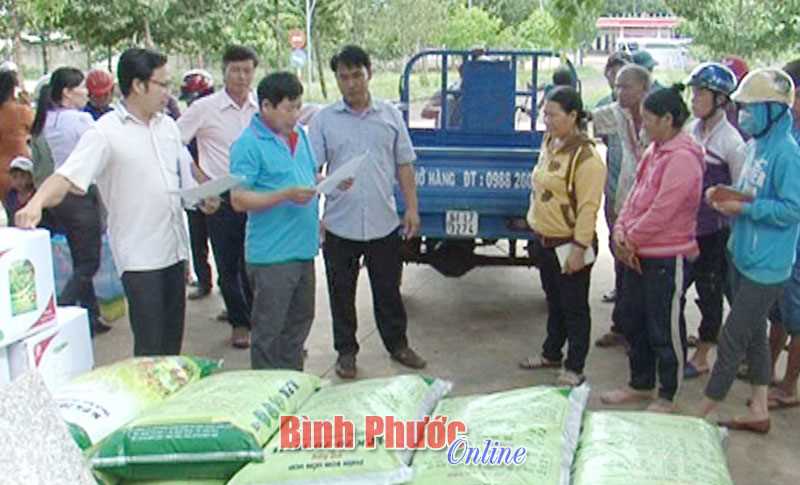 Ban Dân tộc tỉnh bàn giao nông cụ và phân bón cho hộ nghèo Ban Dân tộc tỉnh bàn giao nông cụ và phân bón cho hộ nghèo
