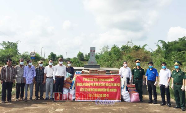 Bình Phước tặng quà cộng đồng người Việt tại Campuchia Bình Phước tặng quà cộng đồng người Việt tại Campuchia