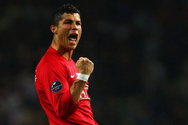 Man United gây sốc khi "soạn sẵn hợp đồng" chiêu mộ Ronaldo
