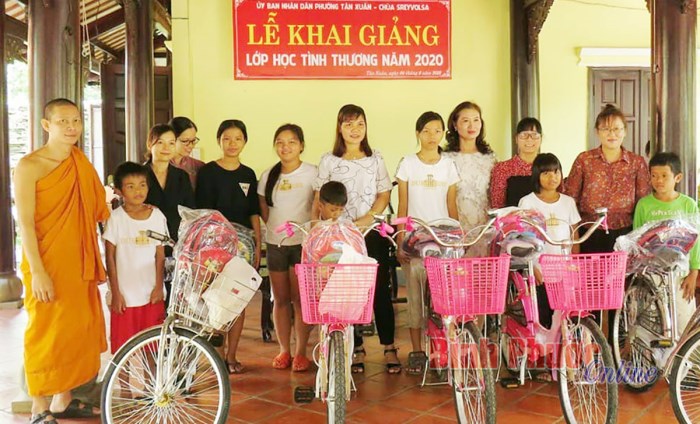 Tặng quà và xe đạp cho học sinh lớp học tình thương Tặng quà và xe đạp cho học sinh lớp học tình thương