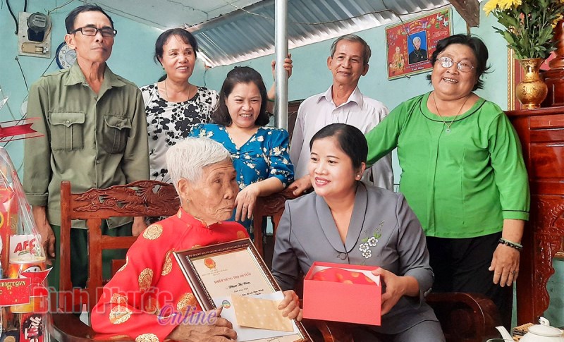 Chủ tịch UBND tỉnh thăm, tặng quà người cao tuổi Chơn Thành Chủ tịch UBND tỉnh thăm, tặng quà người cao tuổi Chơn Thành