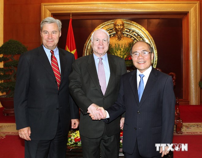 Ông John McCain ủng hộ bỏ cấm bán vũ khí sát thương cho Việt Nam Ông John McCain ủng hộ bỏ cấm bán vũ khí sát thương cho Việt Nam