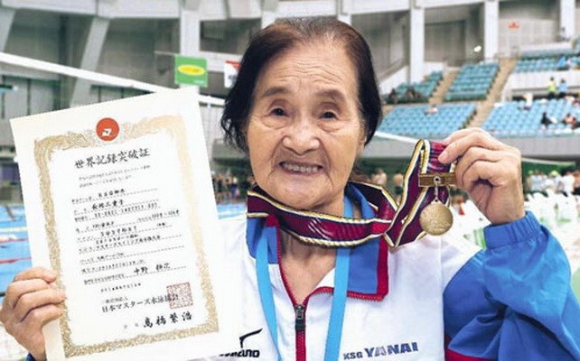 Cụ bà 100 tuổi người Nhật Bản lập kỷ lục sau khi bơi 1.500m