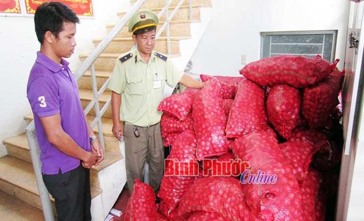 Tiêu hủy 1,2 tấn củ hành tím nhập lậu Tiêu hủy 1,2 tấn củ hành tím nhập lậu