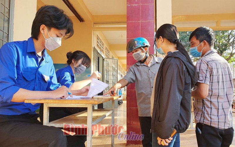 Cùng con đi tiêm vắc xin