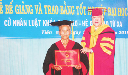 Bà bán hàng nhận Bằng Cử nhân Luật