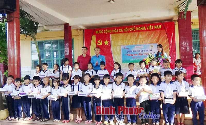 12.000 cuốn tập tặng học sinh nghèo
