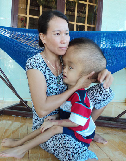 Nặng lòng cưu mang đứa trẻ mồ côi Nặng lòng cưu mang đứa trẻ mồ côi