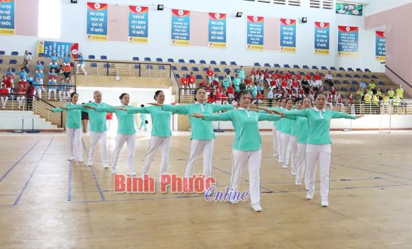 Hơn 300 người cao tuổi tham gia giải thể dục dưỡng sinh Hơn 300 người cao tuổi tham gia giải thể dục dưỡng sinh