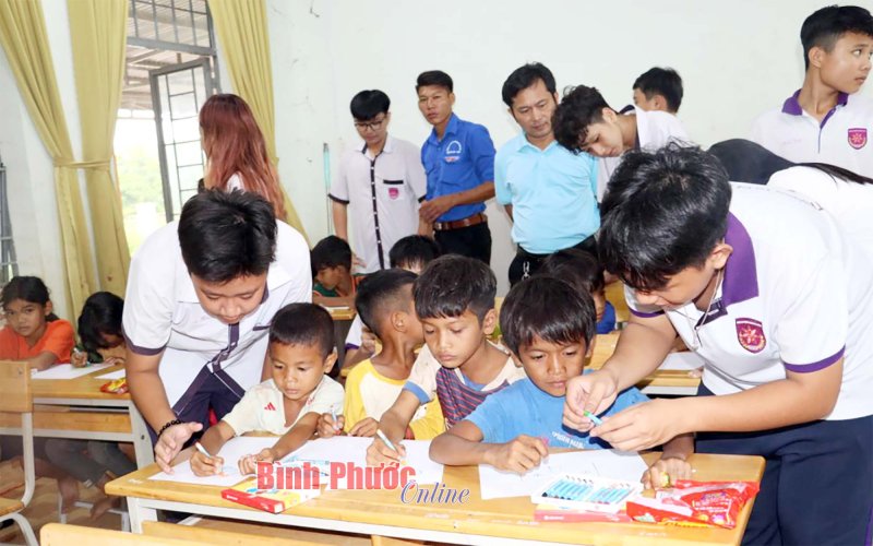 Đa dạng sân chơi hè cho thiếu nhi vùng biên