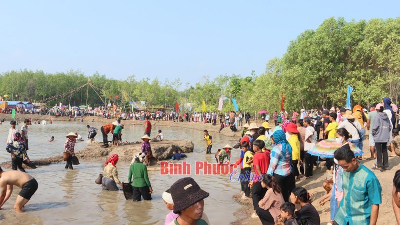 Đặc sắc lễ hội phá bàu ở Lộc Khánh