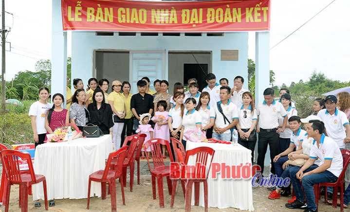 Trao nhà đại đoàn kết cho 3 anh em mồ côi Trao nhà đại đoàn kết cho 3 anh em mồ côi