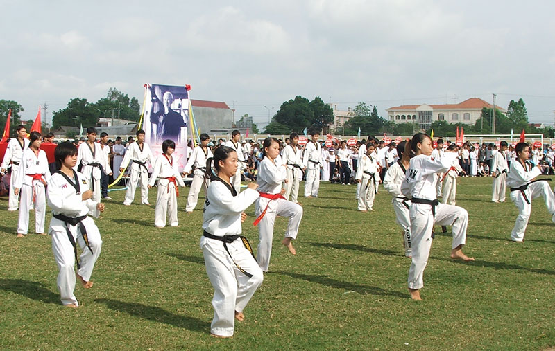Góp phần đào tạo con người phát triển toàn diện Góp phần đào tạo con người phát triển toàn diện