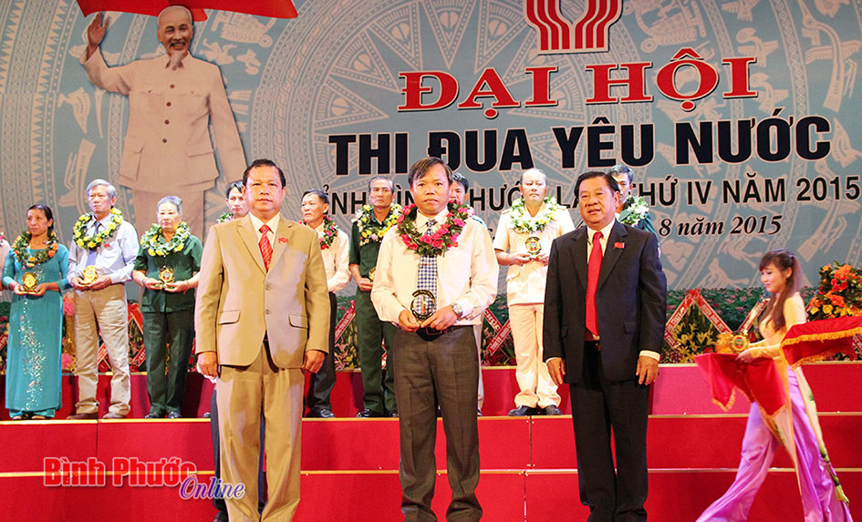 70 điển hình tiên tiến được tuyên dương tại Đại hội thi đua yêu nước tỉnh Bình Phước 70 điển hình tiên tiến được tuyên dương tại Đại hội thi đua yêu nước tỉnh Bình Phước
