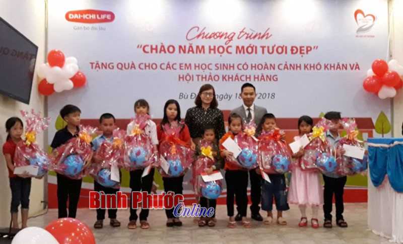Trao học bổng cho 60 học sinh nghèo Trao học bổng cho 60 học sinh nghèo