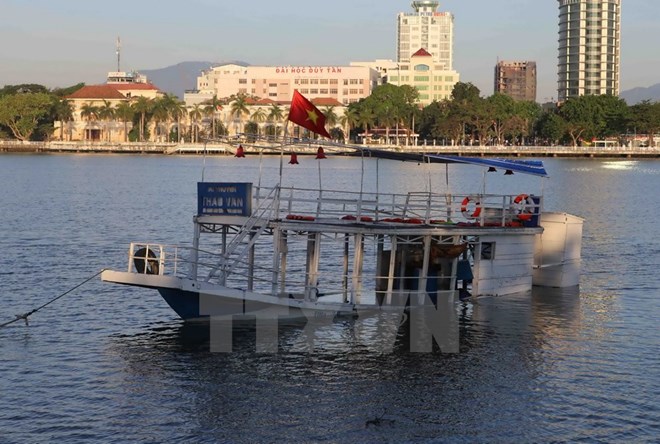 Tàu du lịch chìm trên sông Hàn: Do chở quá số người quy định