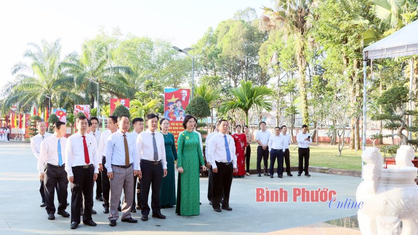 Dâng hương tại đền thờ Vua Hùng Dâng hương tại đền thờ Vua Hùng